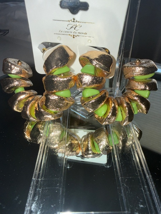Le Centre du monde Accessories - NWT!! Green & Gold Tone Chunky Hoop Earrings